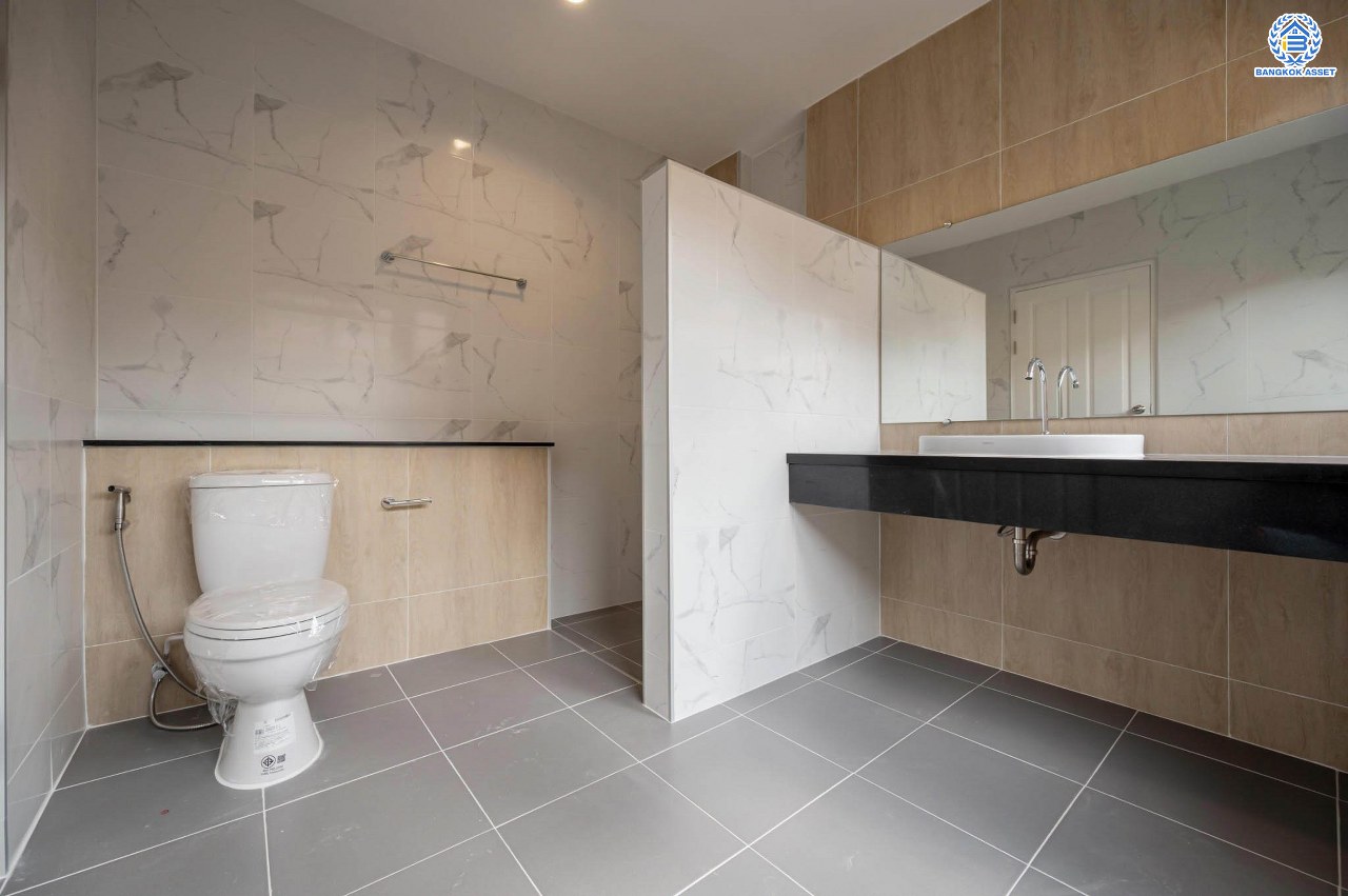 บ้านมือสองตกแต่งใหม่  โครงการ ธารา ราชพฤกษ์-ปิ่นเกล้า บ้านสวย พร้อมอยู่ เนื้อที่ 88.2 ตร.ว. ฟังก์ชัน 3 ห้องนอน 4 ห้องน้ำ 1 ห้องแม่บ้าน จอดรถได้ 2 คัน บนทำเลเชื่อมต่อถนนกาญจนาภิเษก ใกล้รถไฟฟ้าสายสีแดง "สถานีตลิ่งชัน" และจุดขึ้นทางด่วน "ศรีรัช" รายล้อมด้วยสิ่งอำนวยความสะดวกครบครัน